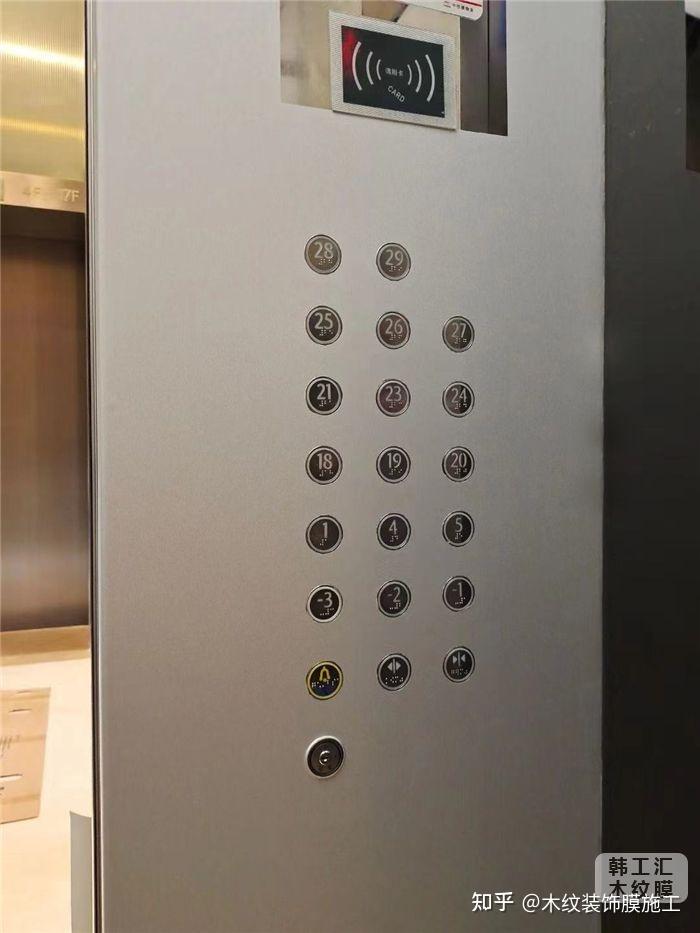 上图中的电梯按键和面板是可以拆分开的,这样贴膜相对比较方便.