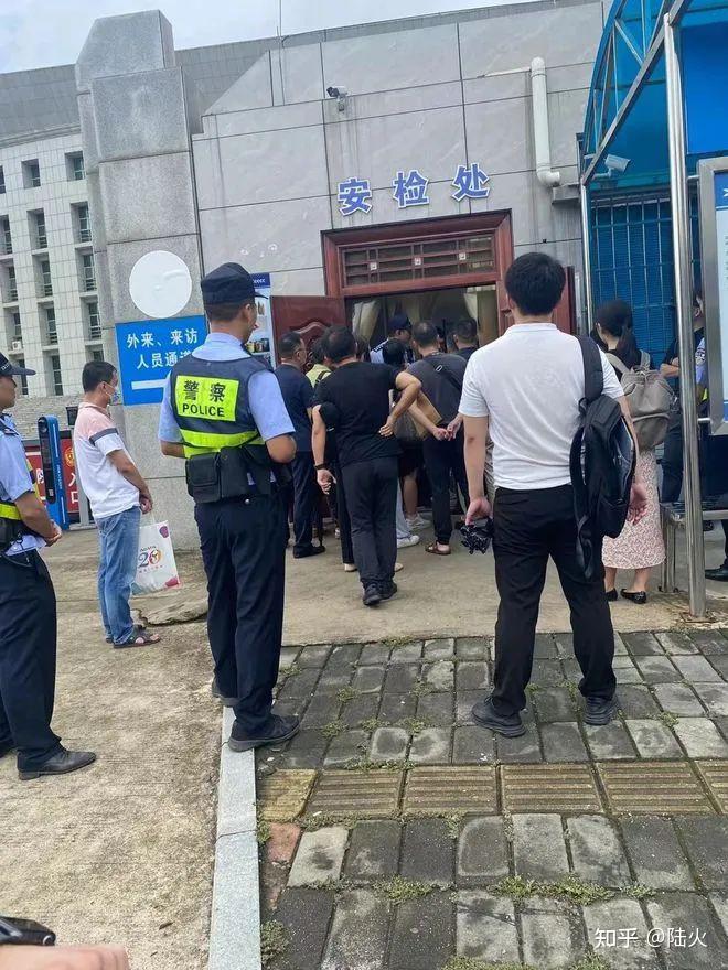 我觉得都快死了广西被控涉黑律师冯波当庭陈述遭变相肉刑