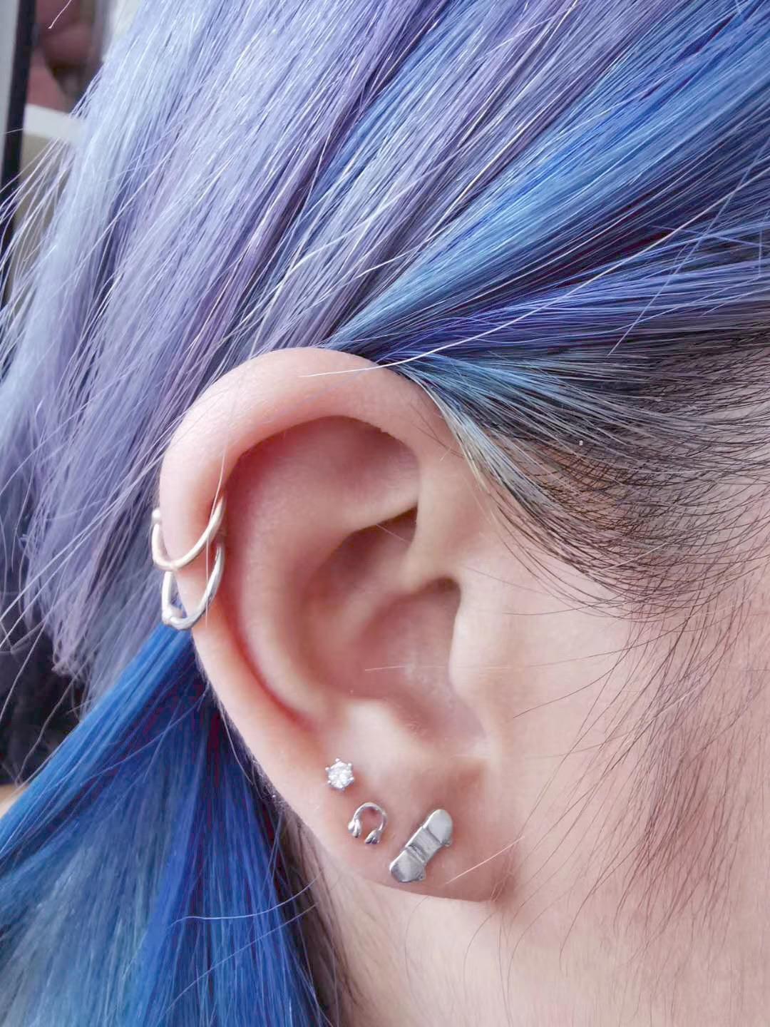 一个耳朵打了三个耳洞很非主流吗社会吗为啥有好多人都这样认为