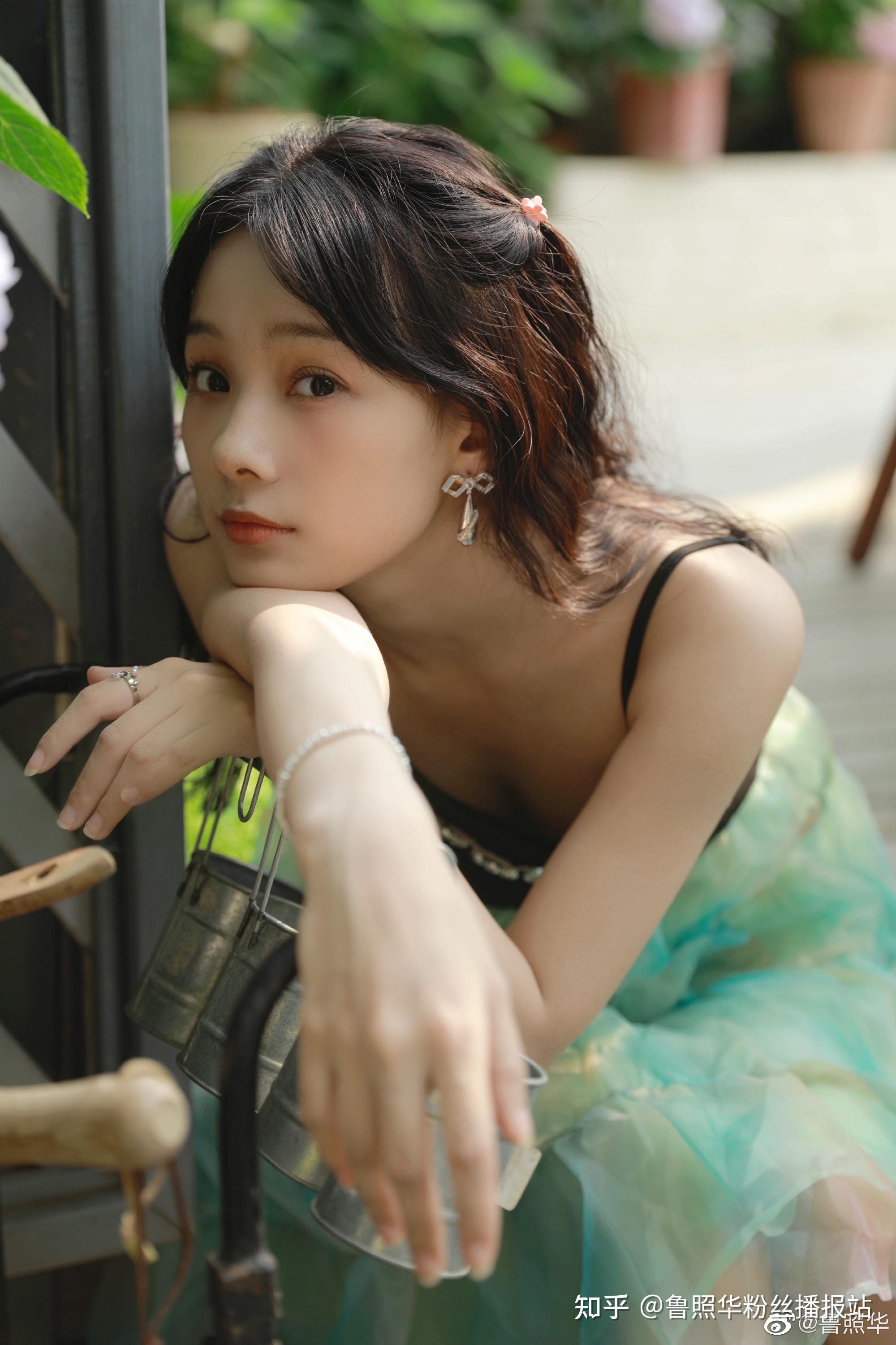 于正旗下鲁照华写真大片曝光小清新高颜值少女自带文艺气质