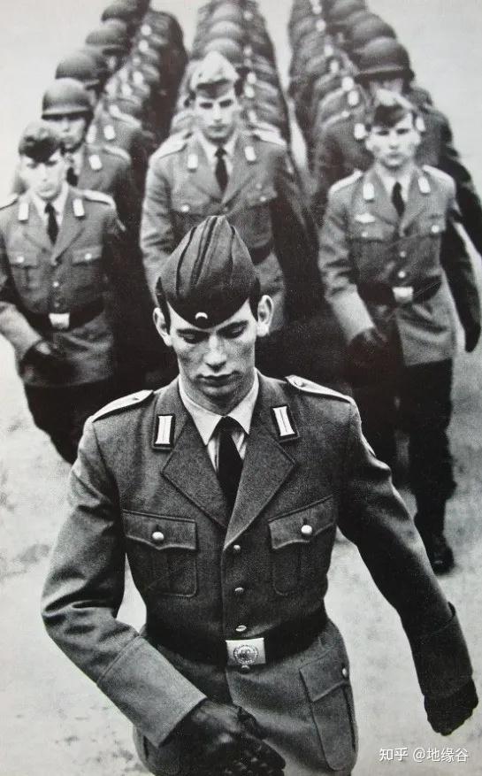 冷战期间,西德联邦国防军成为北约在中欧防卫的主力.