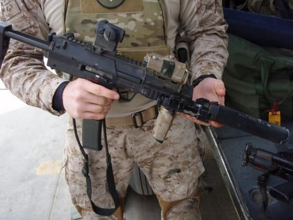 求美国特种部队手枪和狙击步枪及配合狙击手的