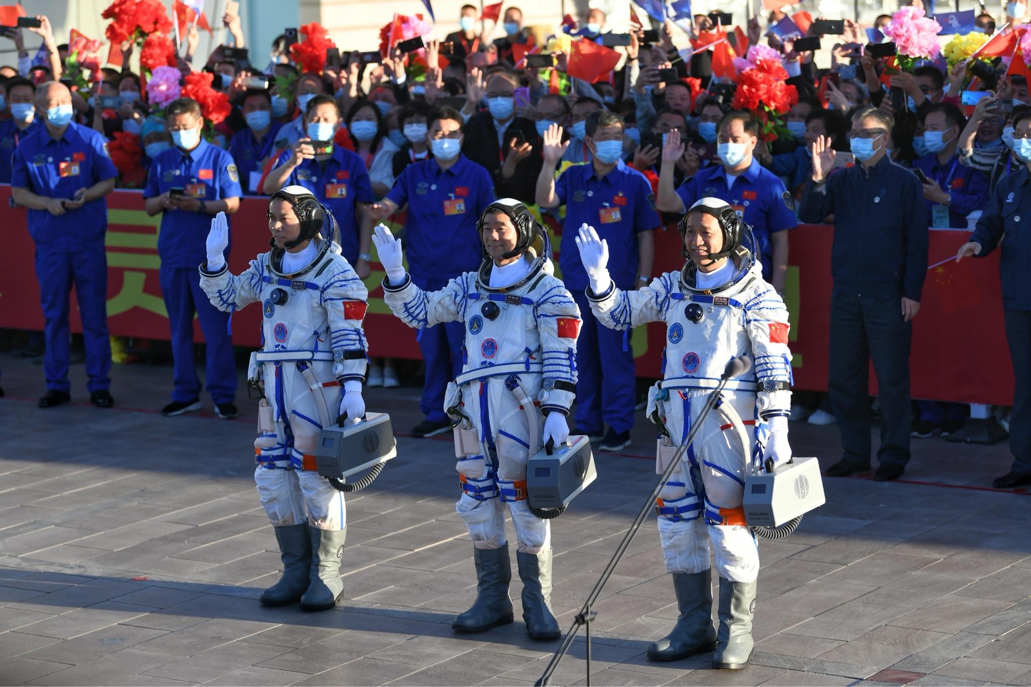 6月17日,神舟十二号载人飞行任务航天员乘组出征仪式在酒泉卫星发射