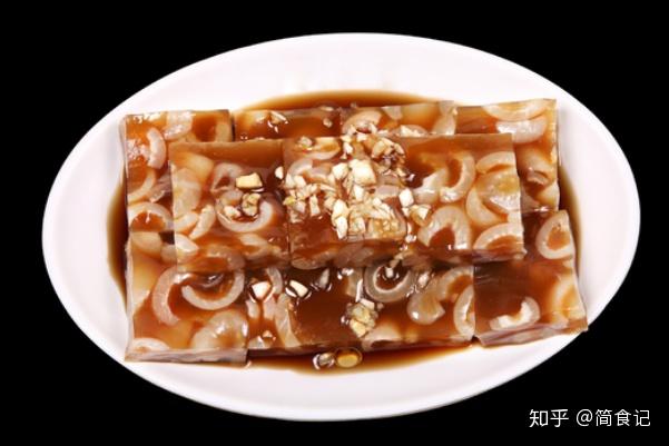 做猪皮冻时最忌讳焯水后直接煮多加1步皮冻更透亮没腥味