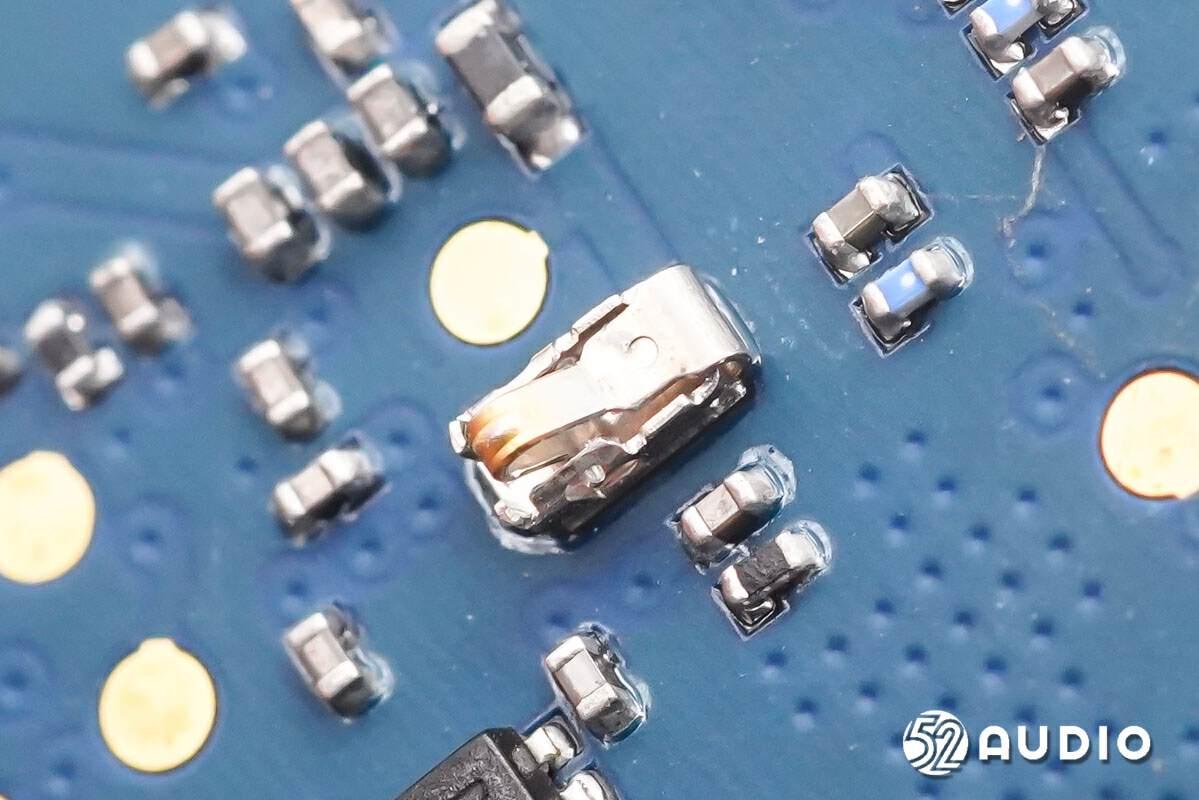 沿合模线打开耳机腔体,内部前后腔各设置有一块pcb板,中间固定电池