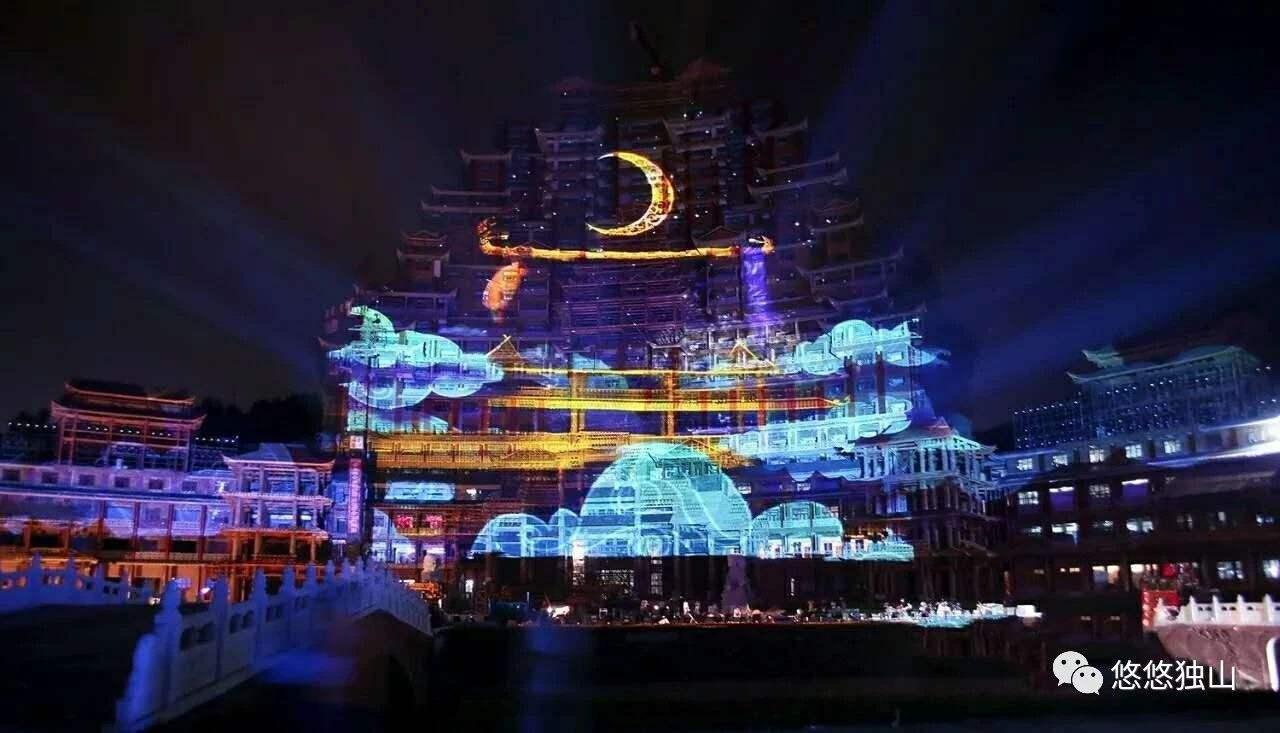 更有游客说,水司楼配上夜景灯光的照耀,很像《千与千寻》中汤婆婆标志