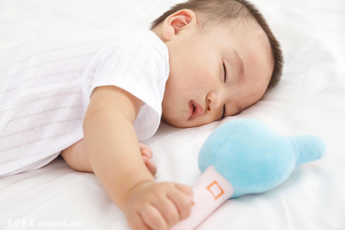 宝宝一天睡多久才合适 各月龄段宝宝睡眠时间大不同 知乎