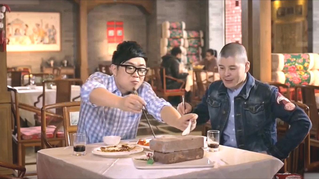 影视爆笑场面大鹏去救曾志伟谁曾想被曾志伟按在地上要交朋友