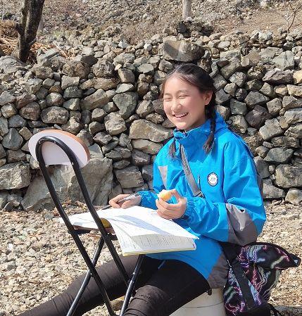 偏远山区里的网课全家把流量省给孩子有的边放羊边学习深网