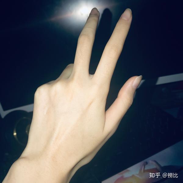 放张手照感受下骨感吧.