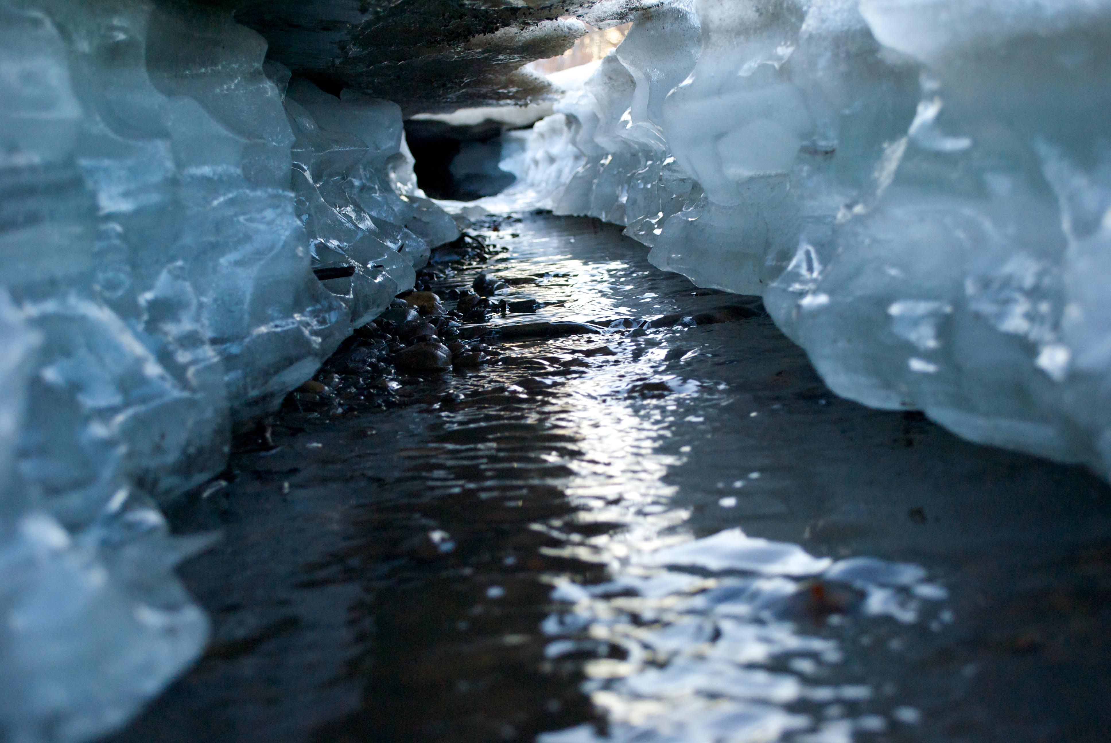 Мелкий лед на воде. Река подо льдом. Лед на реке. Вода подо льдом. Речка подо льдом.