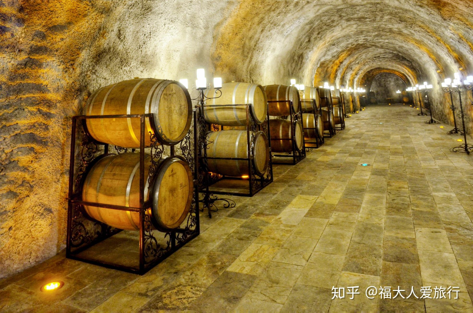 酒窖的通道两侧摆有一座座橡木酒桶,这个通道里都弥漫着浓浓的蜂蜜