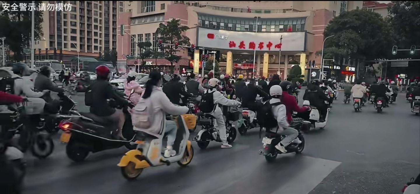 明明全城禁摩,路上摩托却随便跑,为什么?