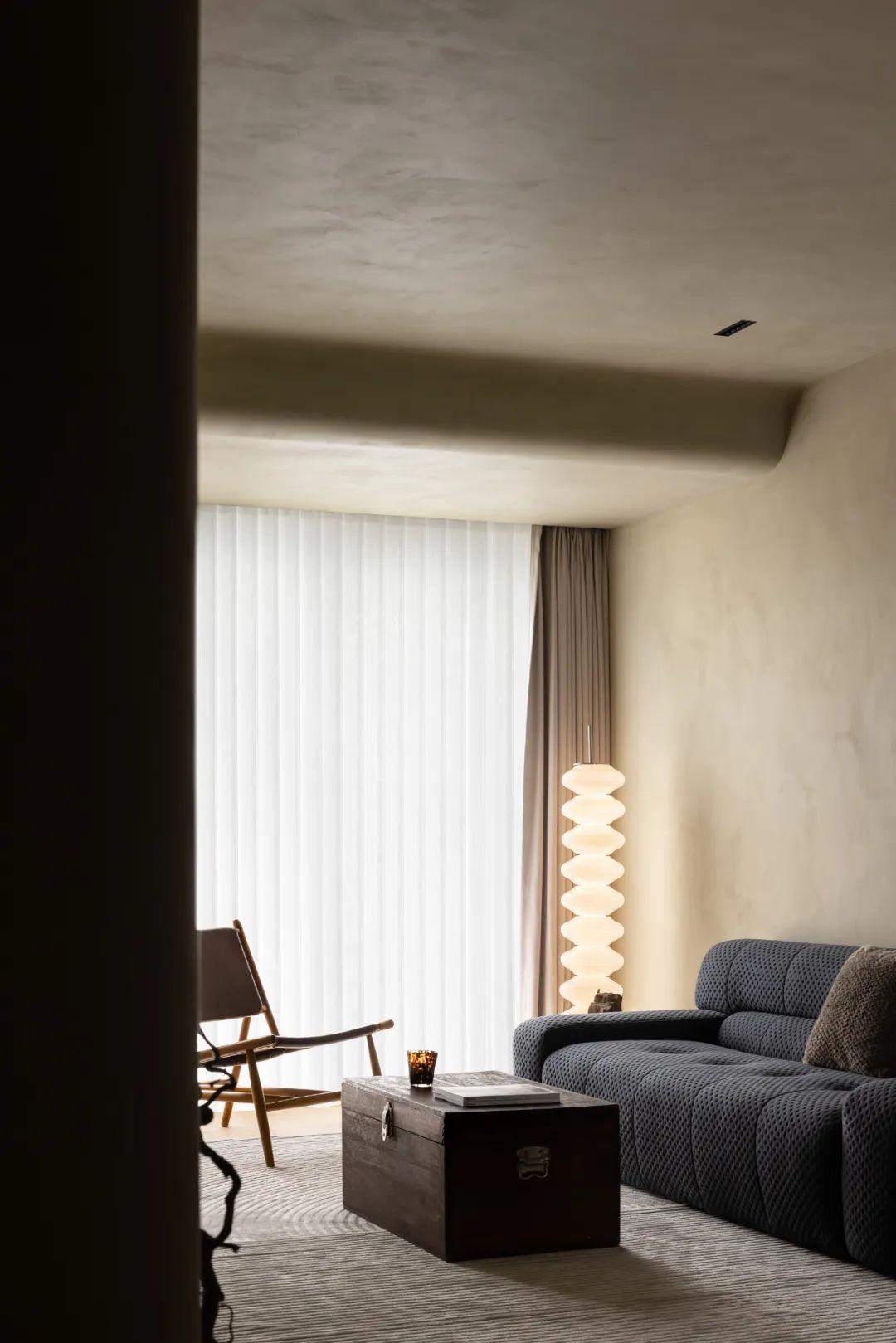 装修案例105㎡原生态侘寂风细腻肌理弧形结构每个角落都充满韵味