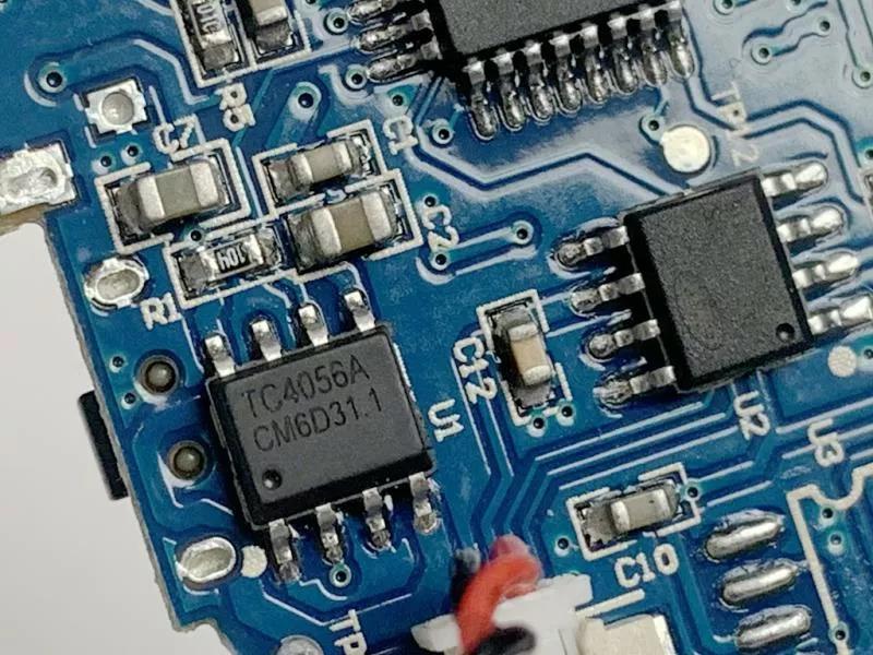 微控制器另一侧是盛群半导体的ldo(ht7330),3v输出,将电池电压降压给