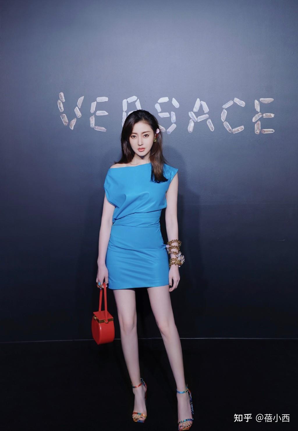 张天爱有着"尤物身材和气质",连橘色抹胸裙,都穿出了国际范