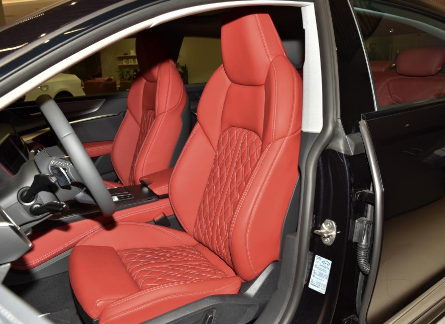 新款奥迪a7l的内饰设计同样维持原样,其中新增的黑武士/影武士版车型