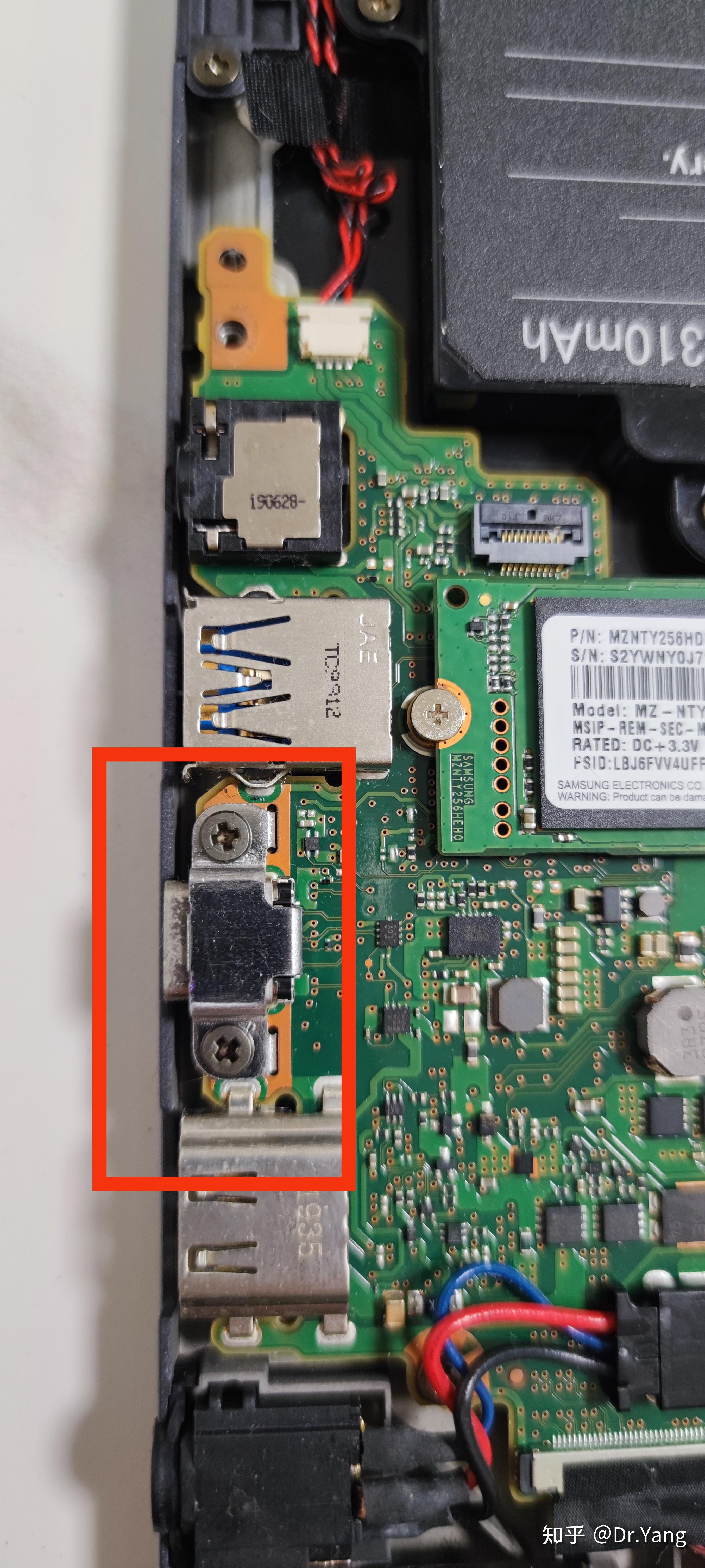 内部结构中规中矩,不像苹果那么精巧,也不像神州那么潦草.