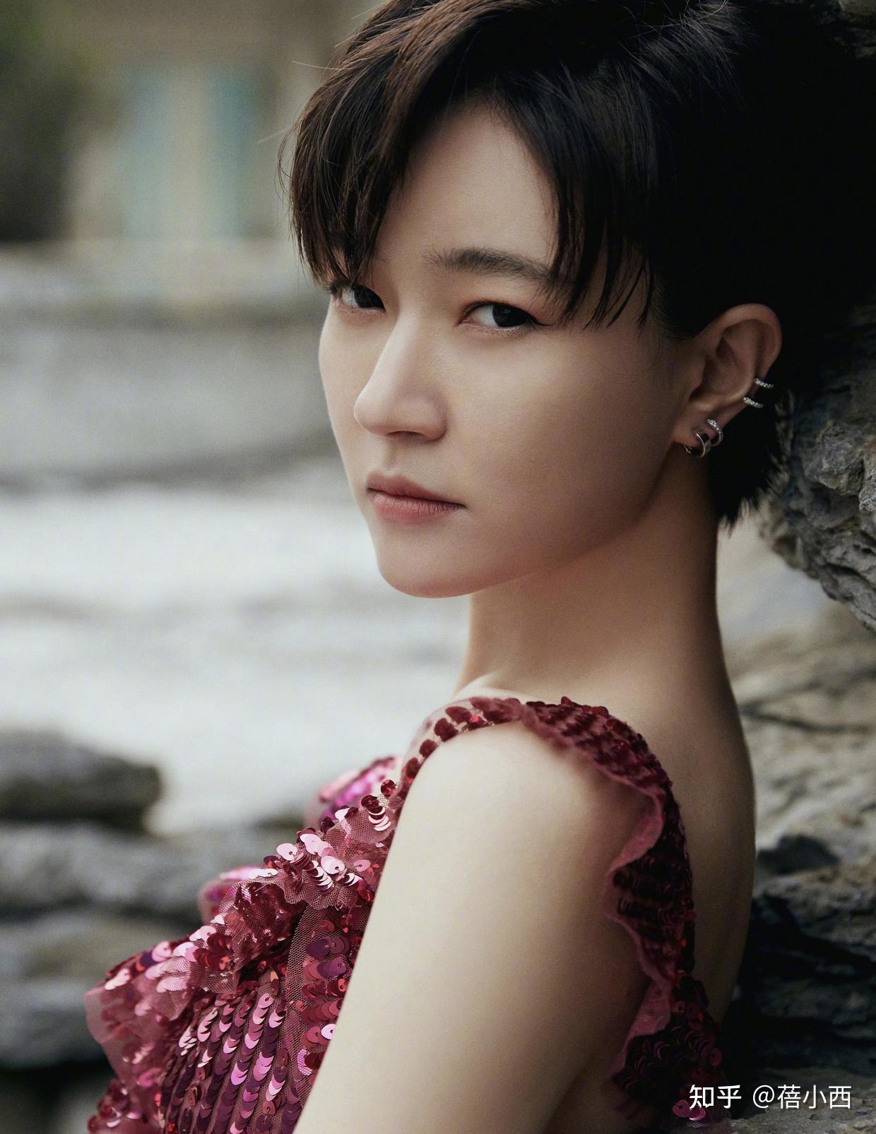 焦俊艳不走尤物路线,骨感身材穿露背人鱼裙格外吸睛,气质更高级