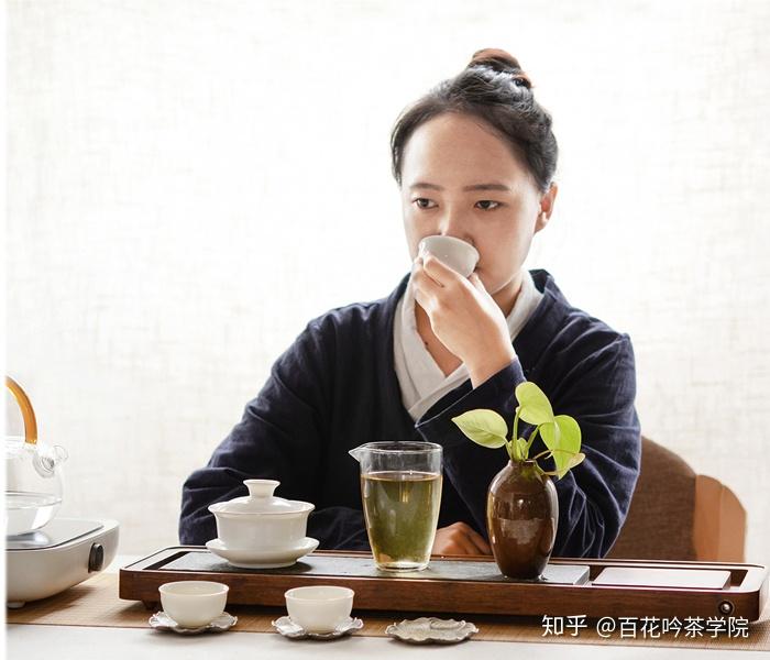 图丨百花吟高级评茶员青衫春季喝茶消乏除困,夏季喝茶清热解暑,秋季