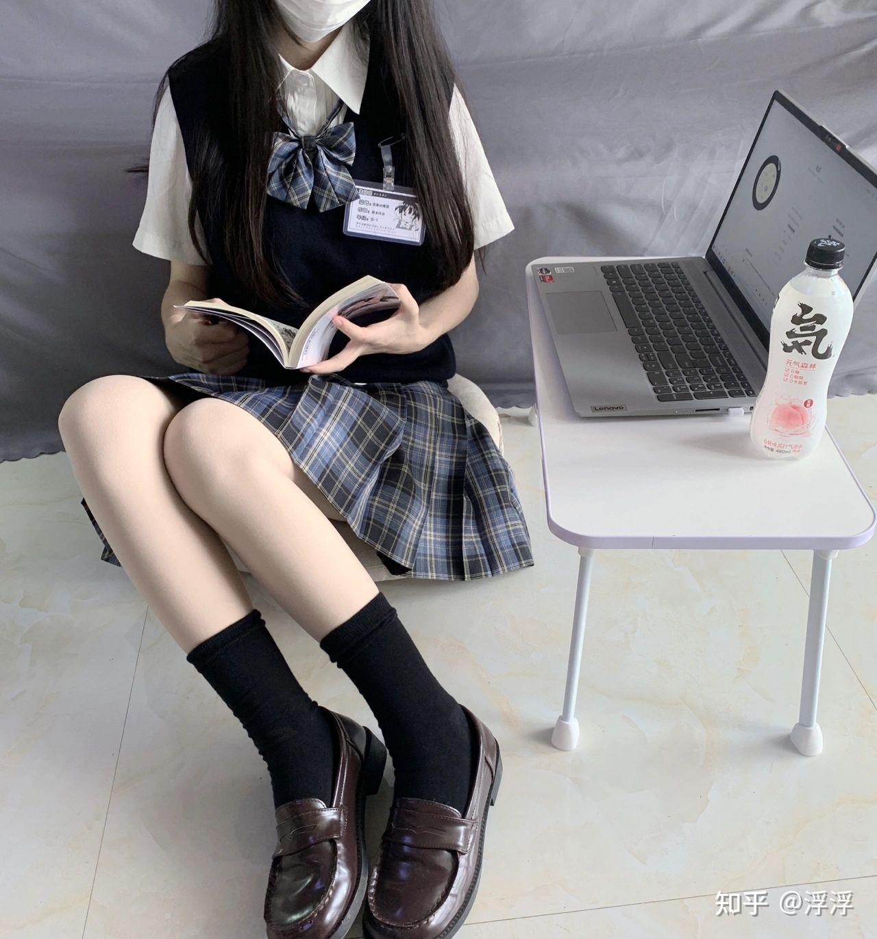 女生在校园穿着jk短裙时会搭配黑色丝袜嘛