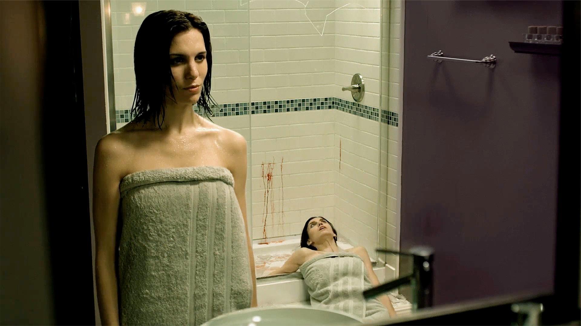 女人照镜子发现镜中人自己会动,怪事频发让人毛骨悚然《鬼镜2》