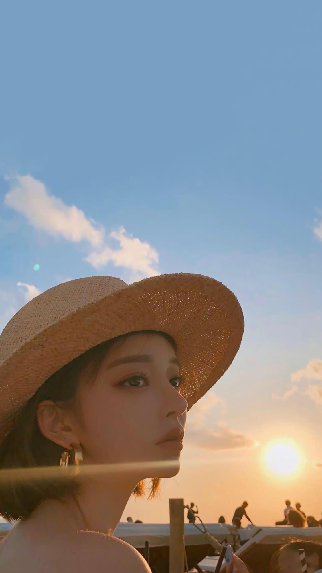 有那种背景是天空主题是个女生的正脸的壁纸吗