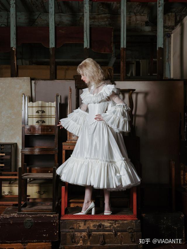 wiederhoeft在与thom browne一起工作时磨练了自己的手工才能,他特别