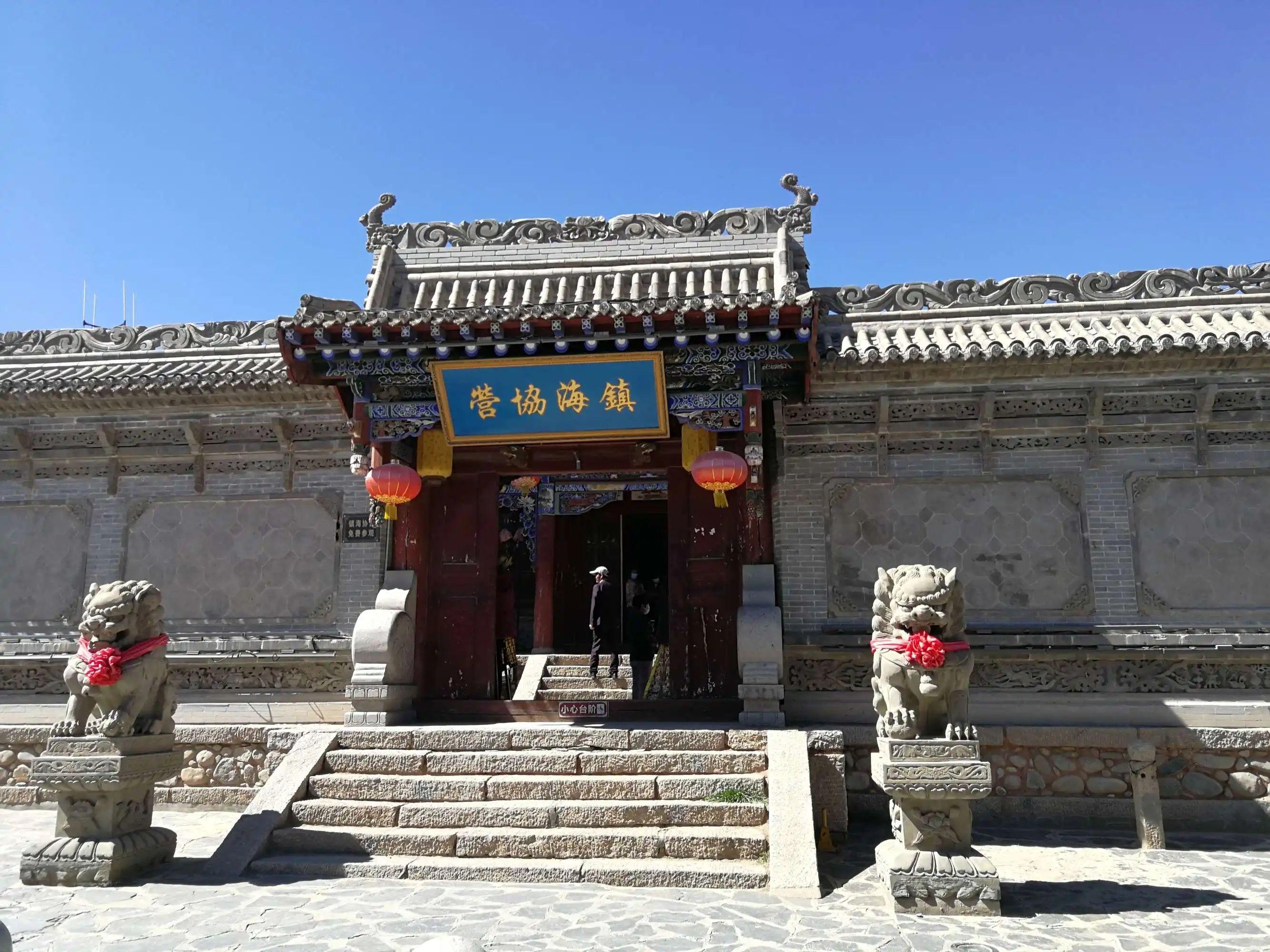 店铺林立,出售很多青海本地的旅游纪念品,藏族特产等
