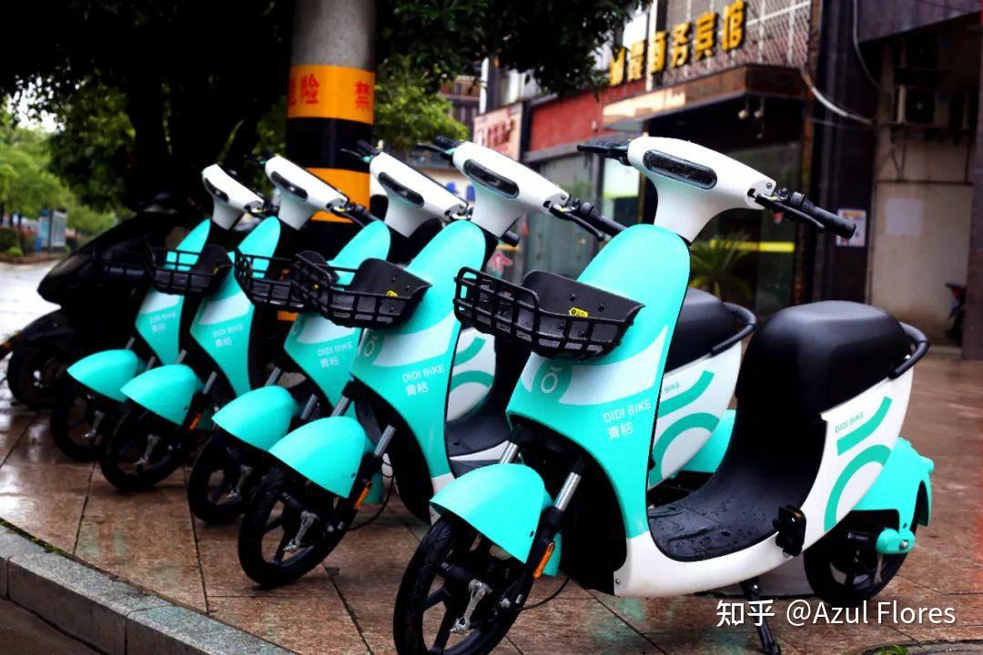 我骑青桔是我第一次骑电动车,没想到上手很快,因为车也比较轻巧,稍微