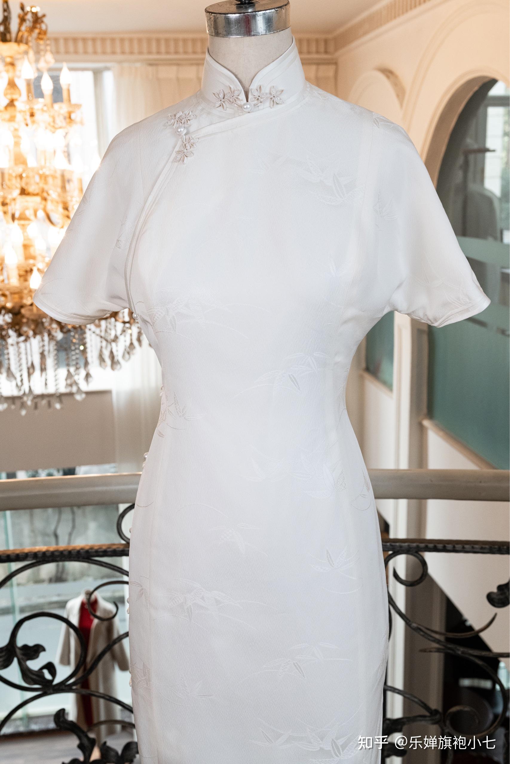 白色旗袍,在旗袍最里是一个特殊的存在,它不同于其他颜色的旗袍,它倦