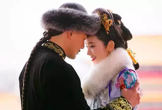 还是太晚了,没等皇太极见海兰珠最后一面,宸妃就已经离开了人世,年方