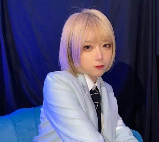 咬米实乃鬼才网红用自己的脚冒充男朋友成片居然还有喉结