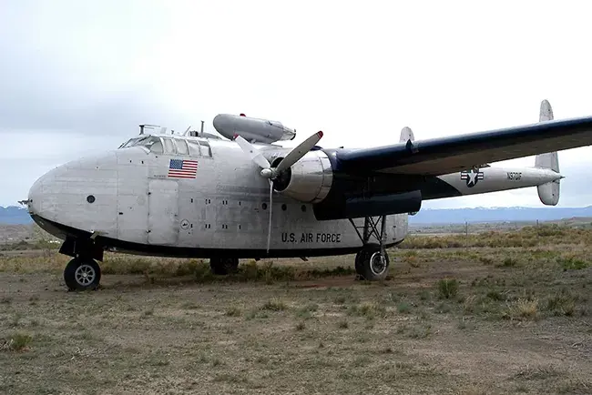 c-82a运输机c-82运输机,又称为"邮船",采用了与众不同的双尾梁布局,是