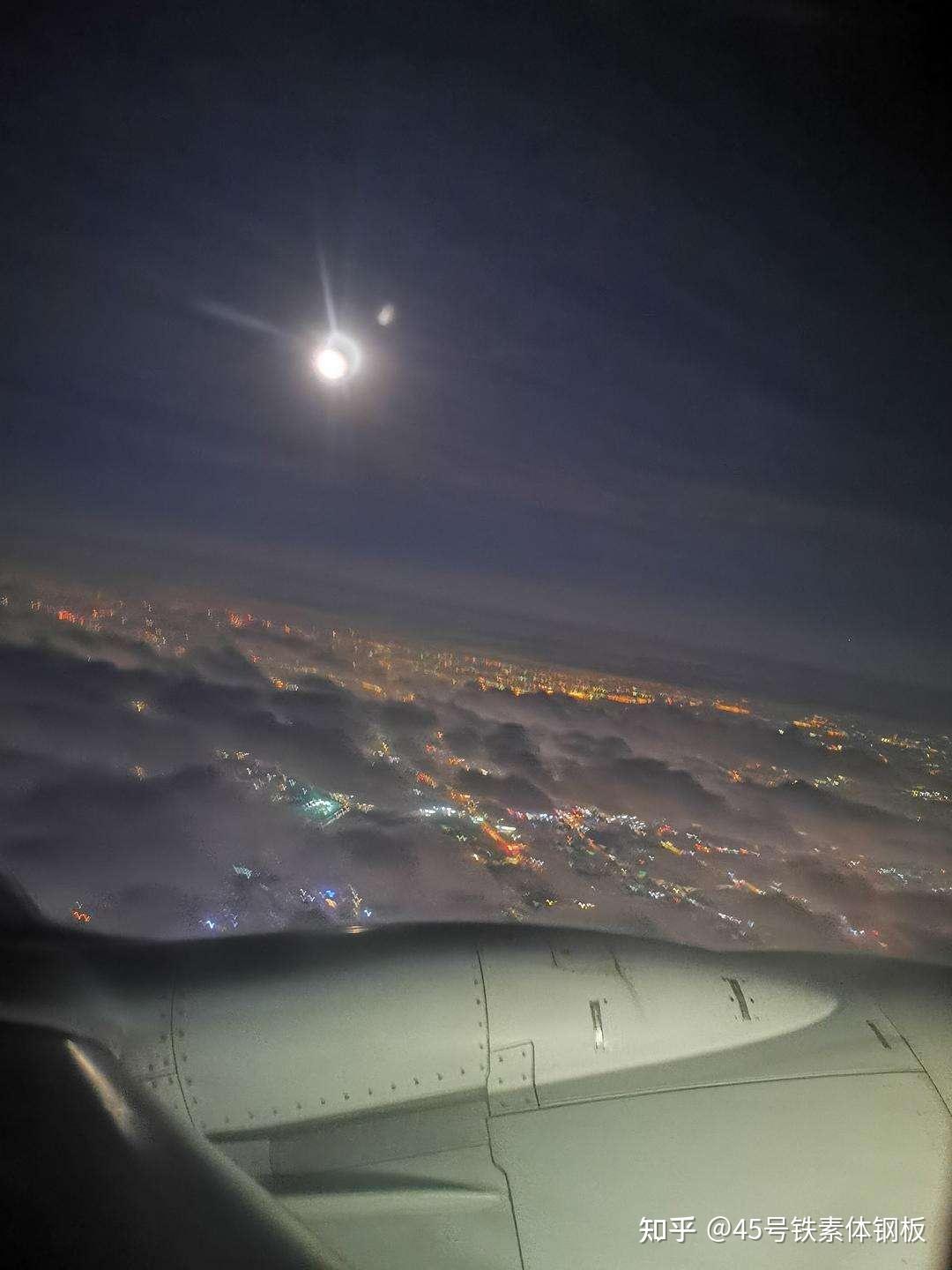 为什么夜晚坐飞机云层上面是亮的