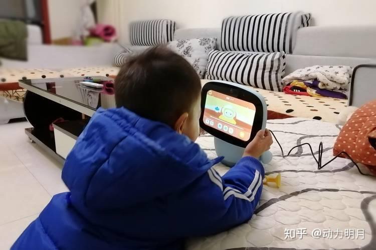 v2-f1c8f968c46b65078a4ad5a21461aa74_b.jpg 聪聪AI陪伴教育机器人的全面评测