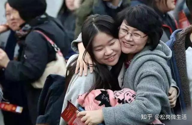 但不论何时,张望你背影的父母都在等你回家.