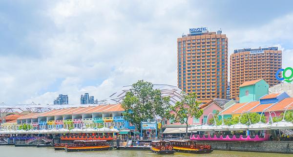 克拉码头有"新加坡兰桂坊"之称,夜晚纸醉金迷,白天跳蚤市场