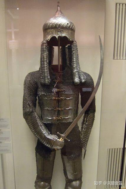 下图是全套15世纪末期的波斯武士的铠甲,我们可以看到图兰盔比较大的