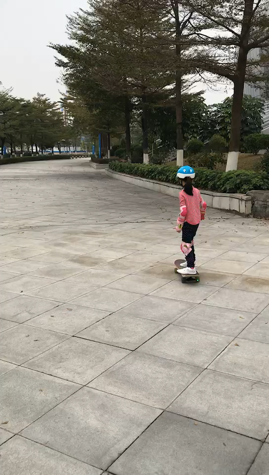 小孩子怎么学滑板 v2-f1fb1668ed589c15ab3b6afe01692720.jpg