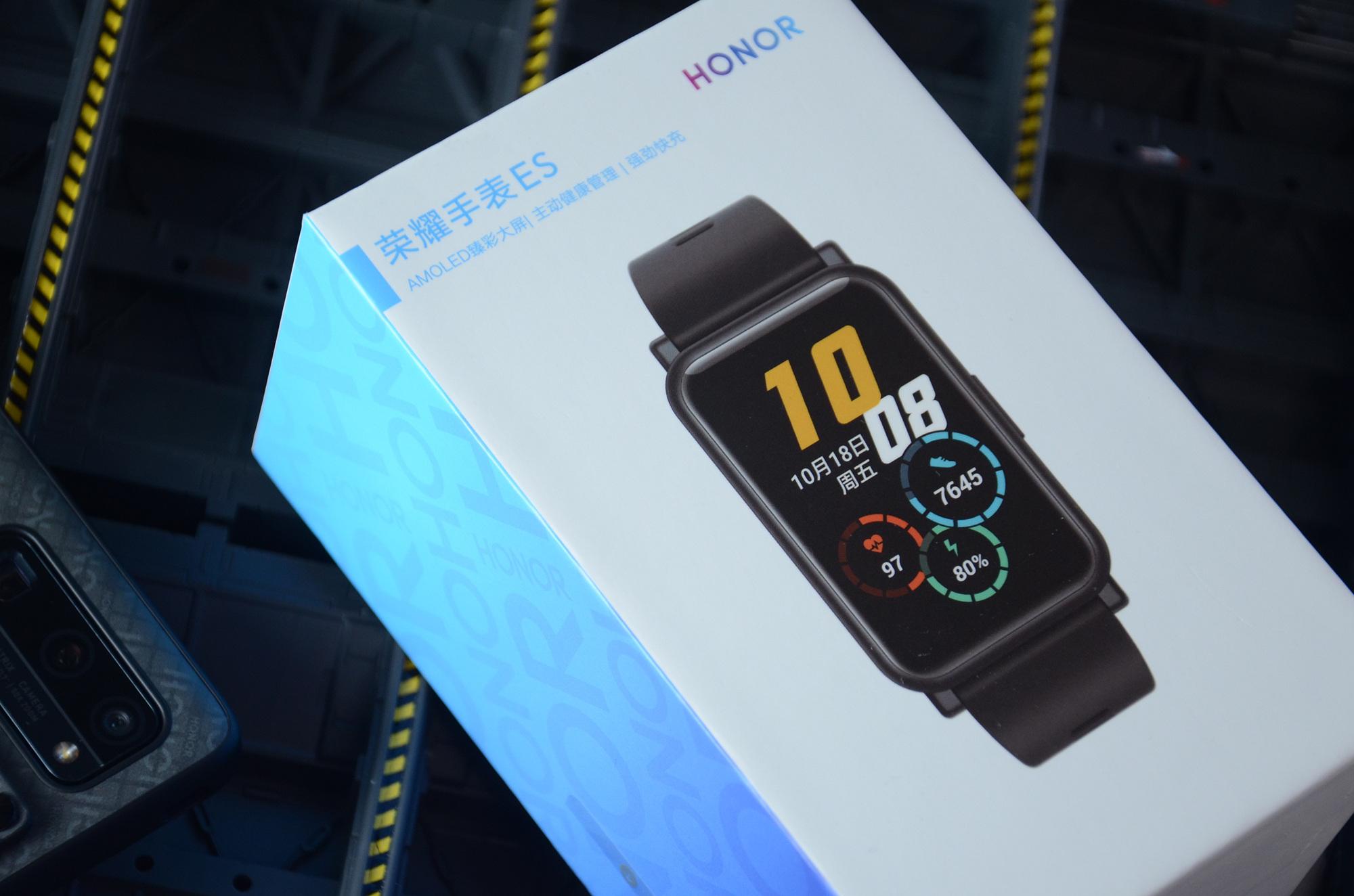 荣耀手表es评测164英寸高清大屏多项运动功能设计