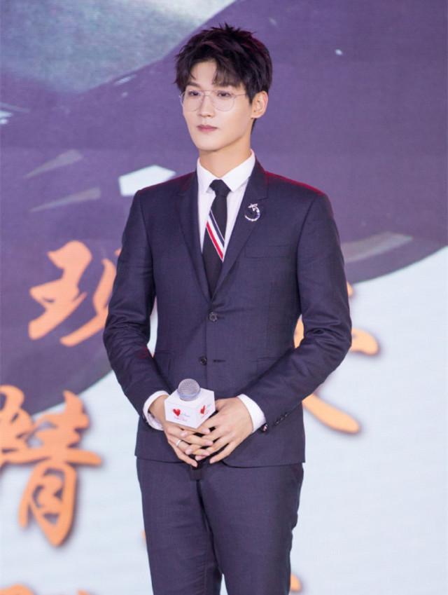 至右:公益星设计明星推广大使査可欣,公益星设计及自由型星创始人史焱