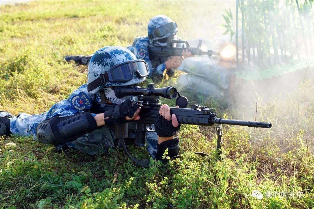 攻击▲到达预定登机点等待撤离▲登机撤离▲参演特战队员合影据了解