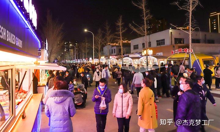 夜经济20版差异化线下场景营造山东潍坊这条夜市开街火爆