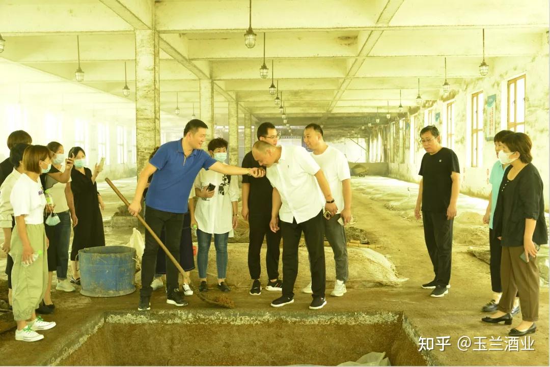 参观指导,玉兰酒业总经理薛宗朋为大家讲解了酒厂酿酒工艺和发展历程