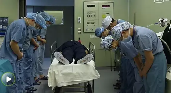 毕竟,谁也无法眼睁睁的看着自己的亲人"活着"就被推进了手术室