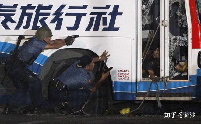 多·门多萨在马尼拉持枪挟持1辆旅游巴士并扣押人质;虽然犯人被击毙