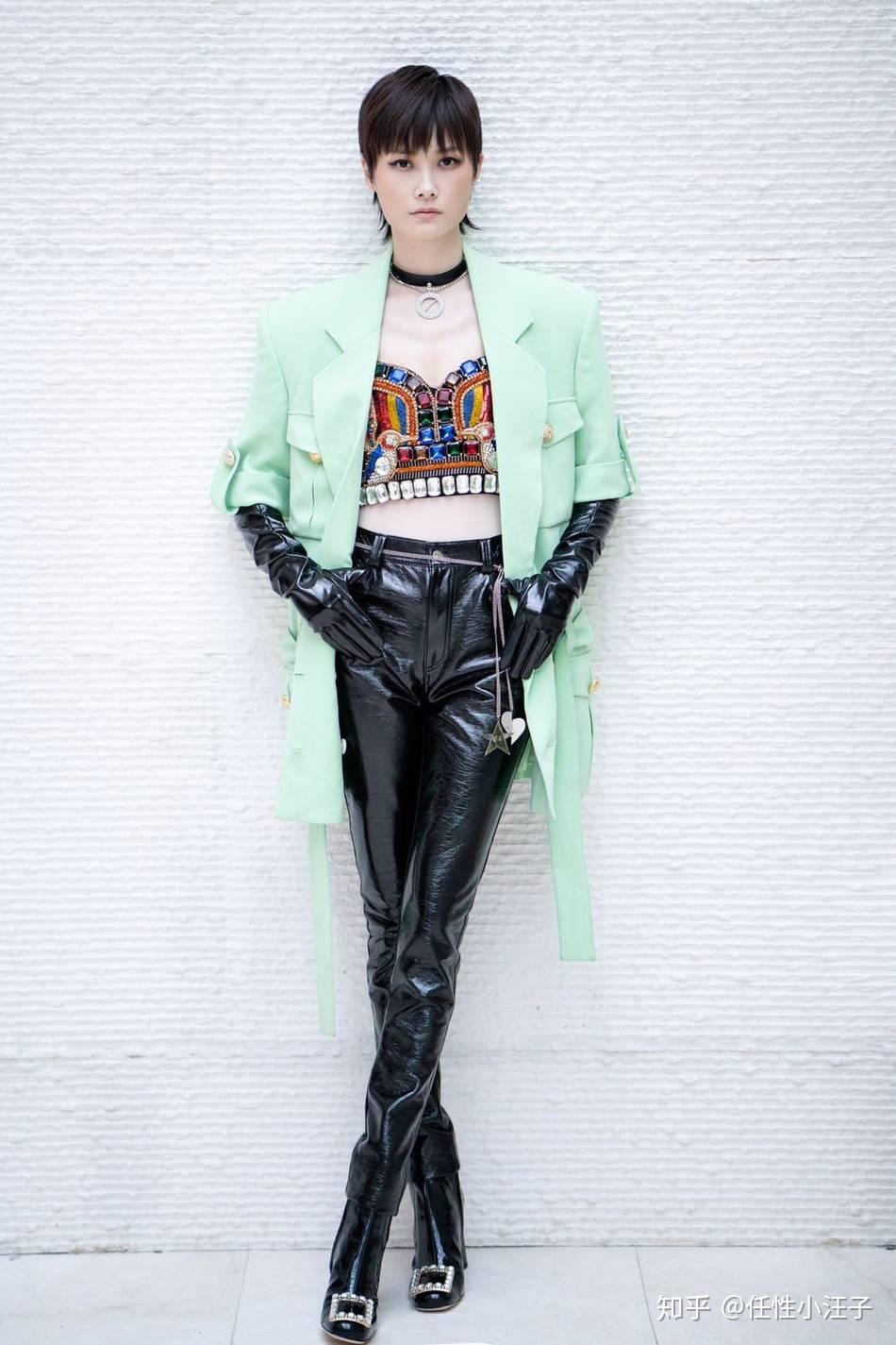 漆皮裤陈瑶身穿红色印花连衣裙,外搭一件酷感十足黑色漆皮大衣,收腰的