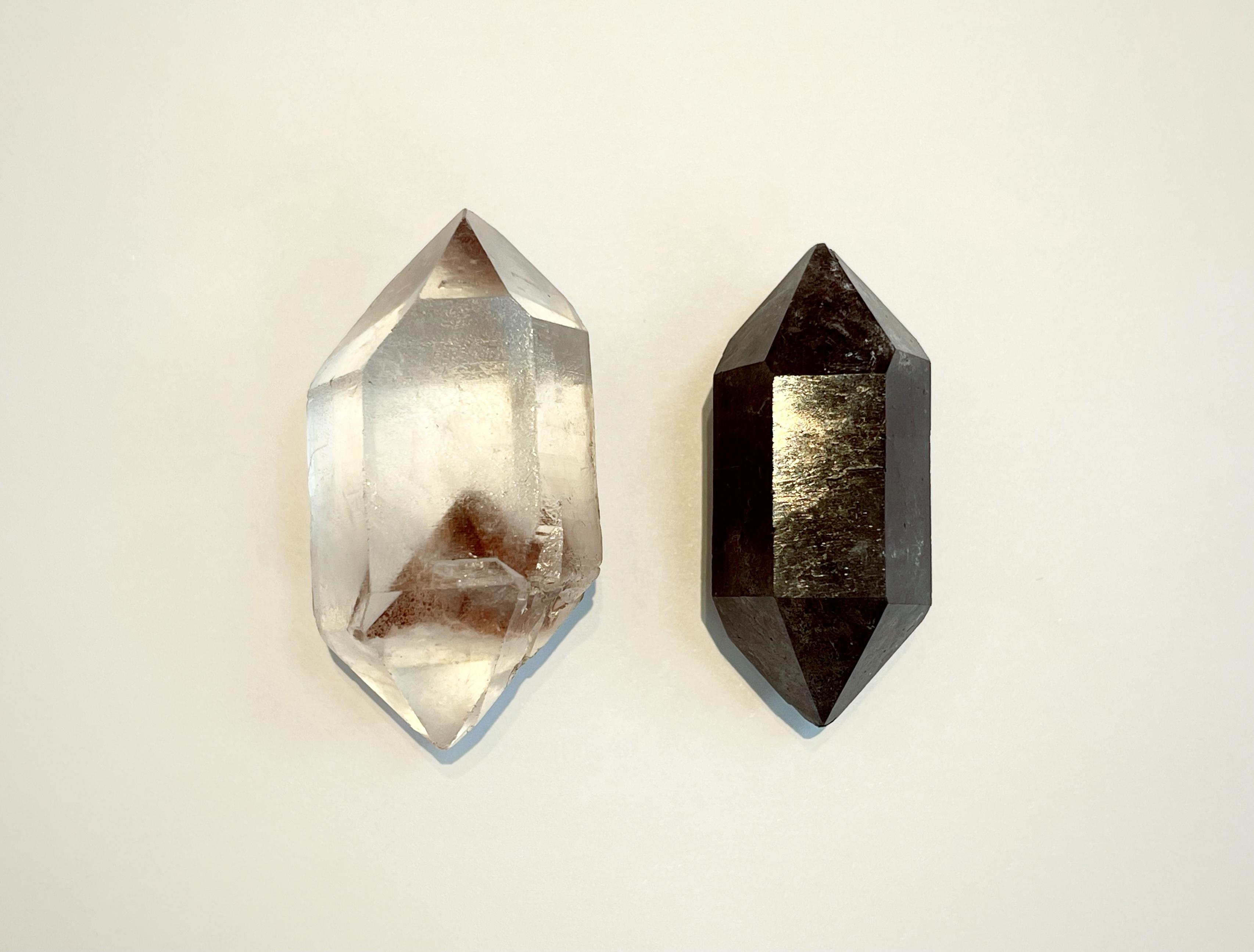 和多数浮生水晶类似,云贵水晶中以单晶为主,偶尔出产无规则穿插双晶或