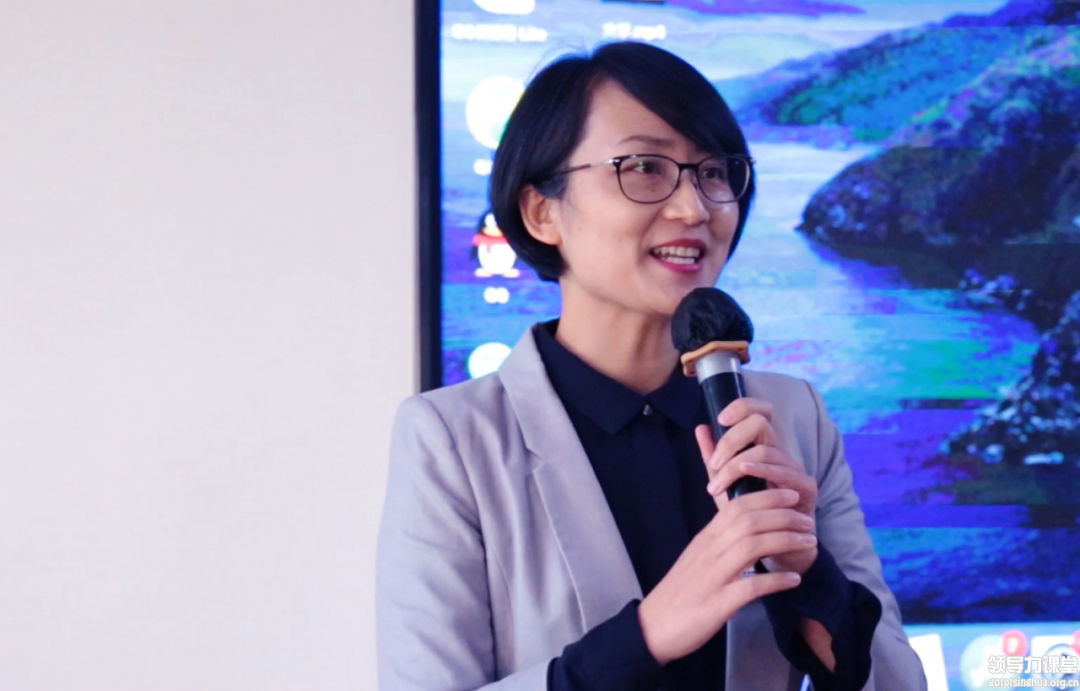 班主任马莹莹老师向同学们介绍教务团队,希望与同学们共度一年美好的